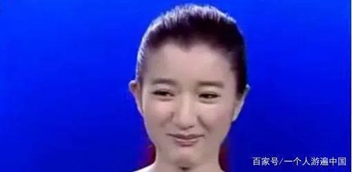 在非诚勿扰中，那个无人敢牵手的“猫脸”化妆师，素颜长成怎么样？