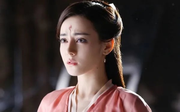 迪丽热巴穿“JK裙”拍大片，女团造型活力十足，她的哪套造型最惊艳？