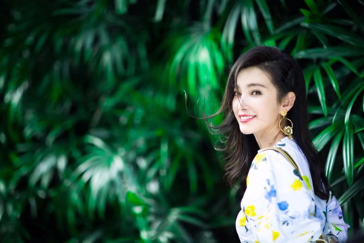 李冰冰和男友牵手相拥变连体婴是怎么回事？