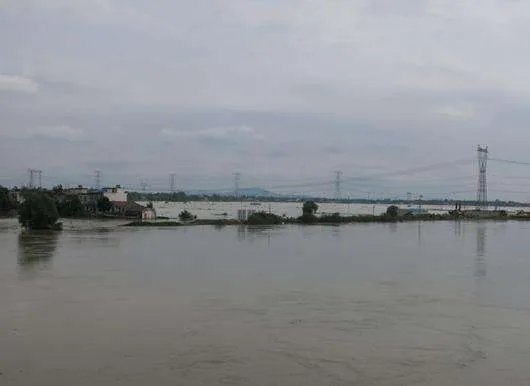 是什么原因导致安徽庐江石大圩决堤的呢?