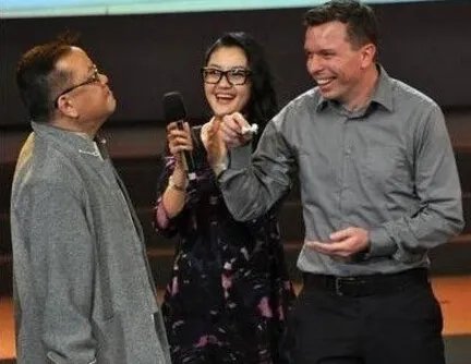 王刚女儿王婷婷照片曝光 与外国人老公相恋不容易