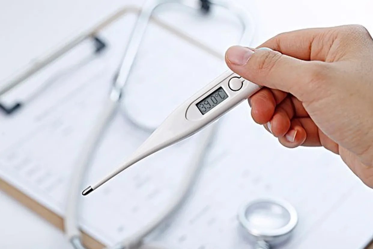 发烧但有绿码可以坐飞机吗