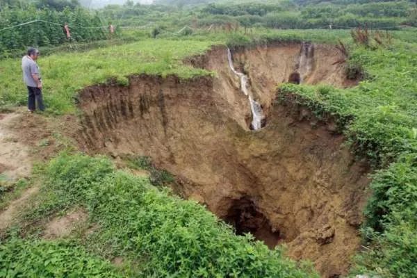 四川宜宾通报路面塌陷是由于什么原因造成的?