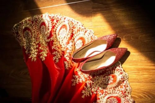 结婚当天新娘什么时候换鞋 结婚下车给新娘换鞋是谁
