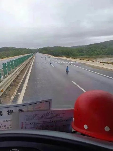 海南一高速大桥突发塌陷,现场已封锁,事发的原因是什么?