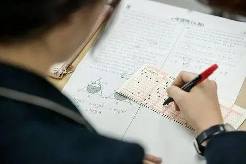 985高校学霸作息表密密麻麻排到凌晨，和“自愿”加班有什么区别？