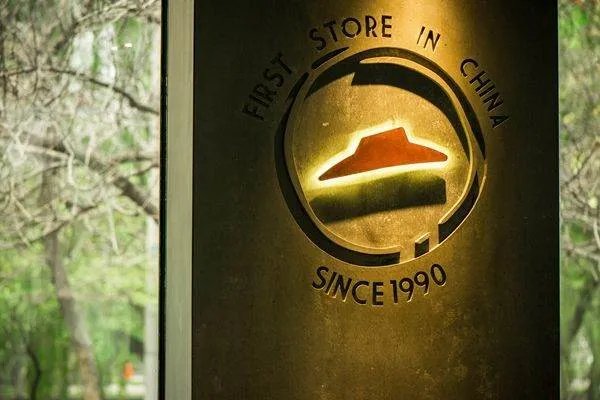 美国300家必胜客永久关闭，必胜客是不是快倒闭了？