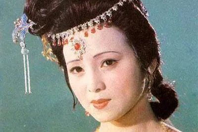 嫩寒锁梦因春冷,芳气袭人是酒香。