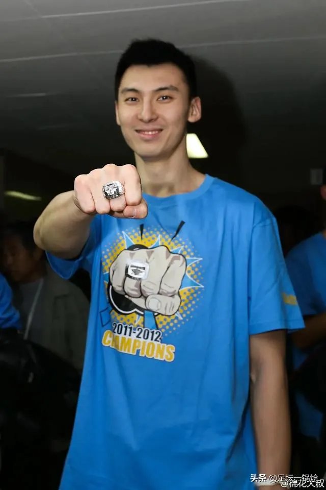 吉喆换癌去世后,首钢队x感人行为公布,高薪跟他续约还承担一切医疗费,你们怎么看?