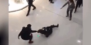 如何看待孕妇被导购员扇耳光，丈夫殴打导购员这件事？