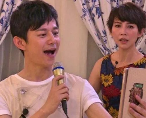 偶像来了蔡少芬何炅合影曝光  娘娘喝醉面如桃花嘟嘴索吻