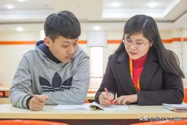 有人说考研如果考本校,对于专业科目中有些题目,本校的老师都会“透露”,作为别校的学生该怎么办,如何才能知道复习点?