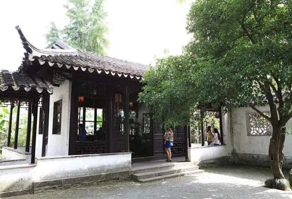 请问听雨轩是什么意思啊?