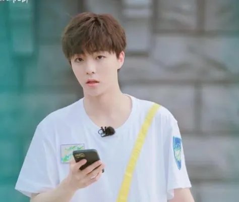 陈立农受伤坐轮椅现身机场,陈立农体重多少及资料