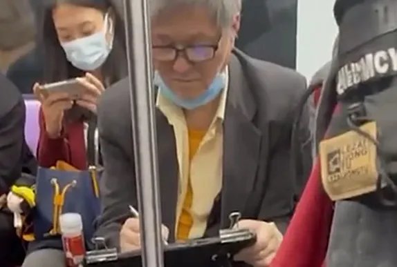 坐地铁时，女生意外收获老爷爷的速写，收到礼物后女孩作何反应？