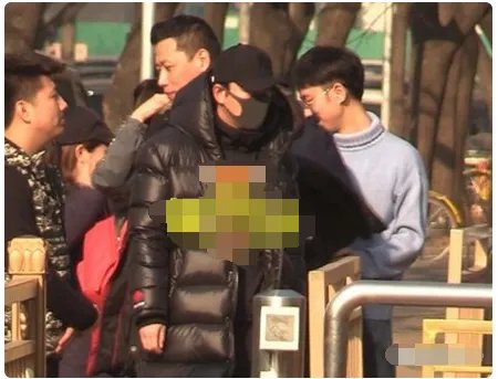 贾乃亮参加春晚审查助理怎么还提着药？