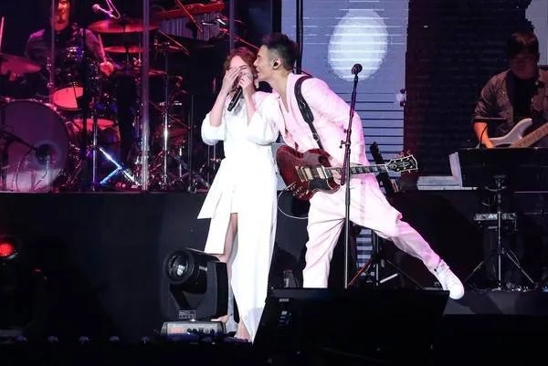 李荣浩和杨丞琳是如何认识的？