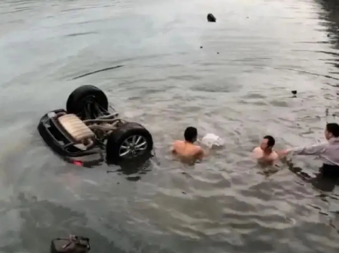 安徽天堂寨轿车坠河,是否有造成人员伤亡?