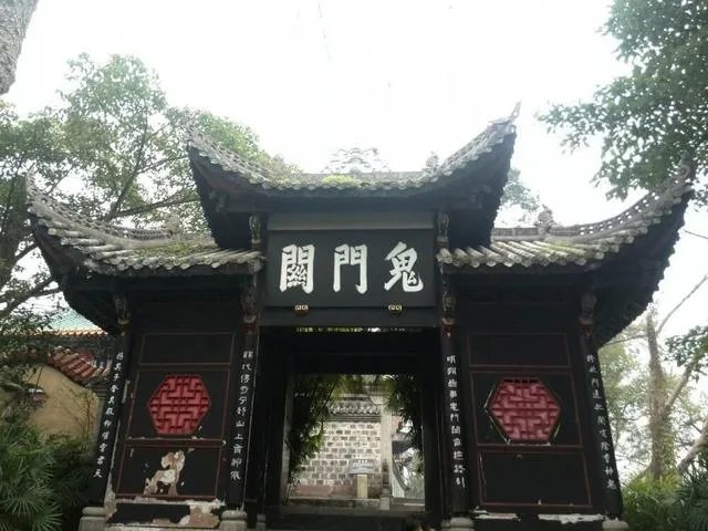 对重庆市丰都县的鬼城，为什么叫鬼城，能科普一下吗？