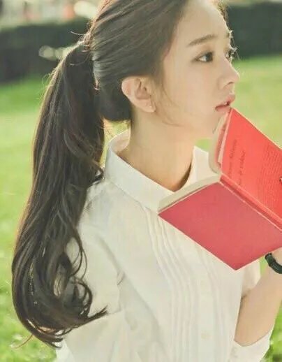 有没有绑马尾的美女照片做手机壁纸？