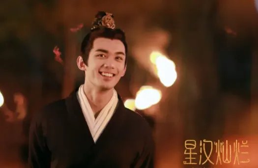 赵露思晒照与吴磊曾黎同框,眨眼放电尽显可爱一面,她在圈内有哪些好友?