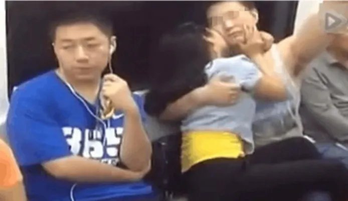 地铁上男女大秀恩爱令乘客不忍直视：好尴尬（图）