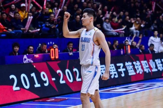 新疆vs青岛，周琦在防守时重摔倒地，躺在担架上紧急被救护车送往医院，他的伤势如何？