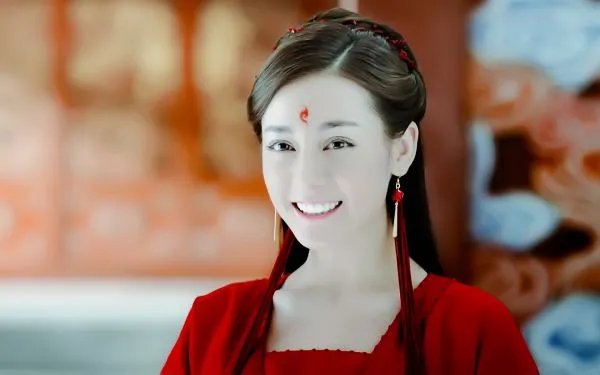 迪丽热巴穿“JK裙”拍大片,女团造型活力十足,她的哪套造型最惊艳?