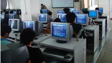 第一台多媒体电子计算机是在哪个国家谁发明的