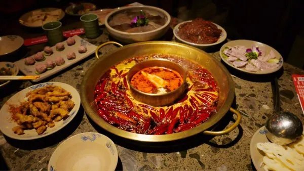 小龙坎火锅用扫帚捣制冰机,这样做有多不卫生?