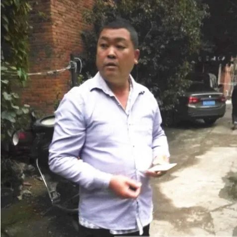 一男子火场救人自家被烧是什么情况？