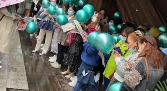 快乐大本营的工作人员该收高价应援礼物吗 高价应援餐