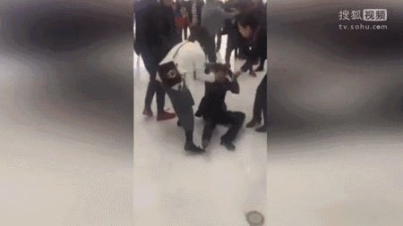 如何看待孕妇被导购员扇耳光，丈夫殴打导购员这件事？