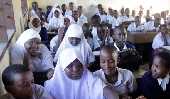 上海一名初中生发现教科书用图有误，如何评价这名学生？