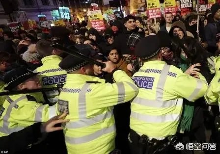 为什么约翰逊刚刚成功当选英国首相，英国人却强烈要求他下台？