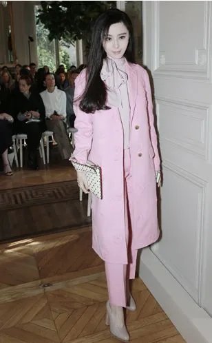 Valentino2017春夏女装秀哪里可以看到秀的视频啊，听说还邀请了范冰冰和宋佳做嘉宾呢？