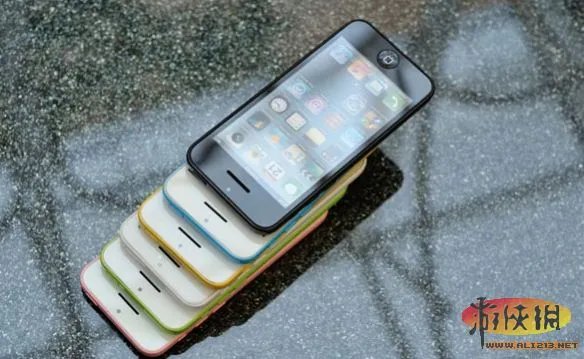 iPhone 5C第六色已正式现身 新全家福谍照公布