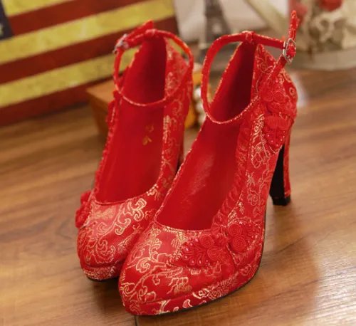 结婚当天新娘什么时候换鞋 结婚下车给新娘换鞋是谁