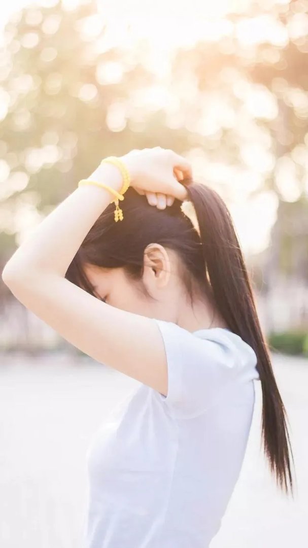 有没有绑马尾的美女照片做手机壁纸？
