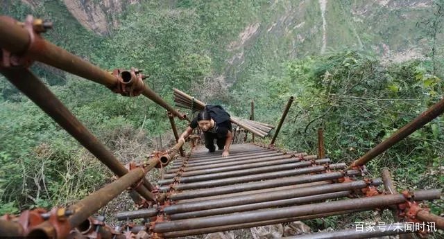 四川大凉山悬崖村，出行只能徒手爬藤梯，如今变成啥样了？