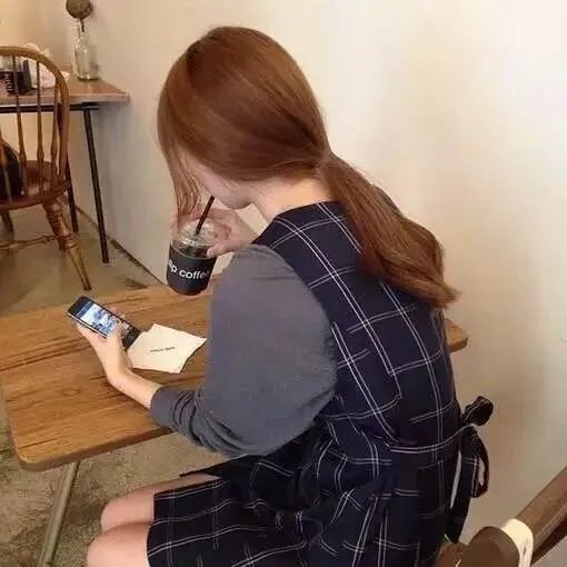 有没有绑马尾的美女照片做手机壁纸？