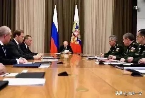 为什么俄罗斯突然高调展示三位核力量战力，并射超高音速导弹呢？