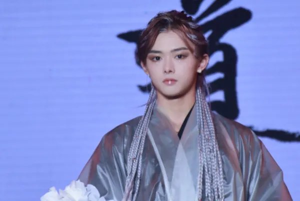 国风节演员掉下舞台后走回舞台继续表演，你如何看待此事？