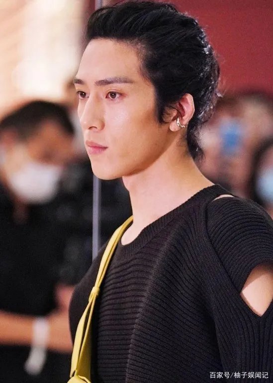 井柏然风格变化太大了，五官看着太帅气，打扮是不是也变时尚了?