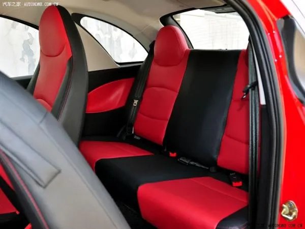 奇瑞QQme只有两个门，后座怎么坐人？