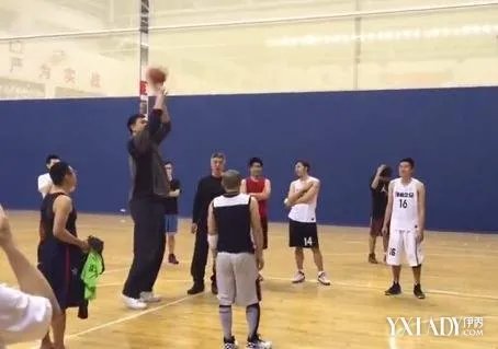 姚明罚篮连中30个球中年发福了手感还在