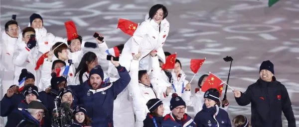 徐梦桃坐在高亭宇肩上举国旗入场，这是一幕什么样的场景？