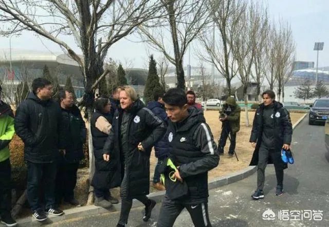 如何看待大连一方高层表示：期待新帅扭转局面，马林团队战术落后？