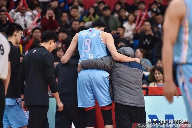 新疆vs青岛，周琦在防守时重摔倒地，躺在担架上紧急被救护车送往医院，他的伤势如何？