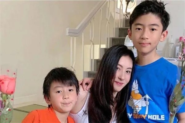 张柏芝晒出自己12岁罕见旧照明显被岁月蹉跎,究竟独自养儿这些年的她有多不容易?